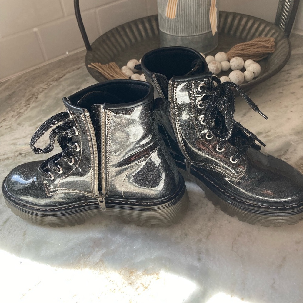 girls size 1 Steve Madden black sparkle boot
